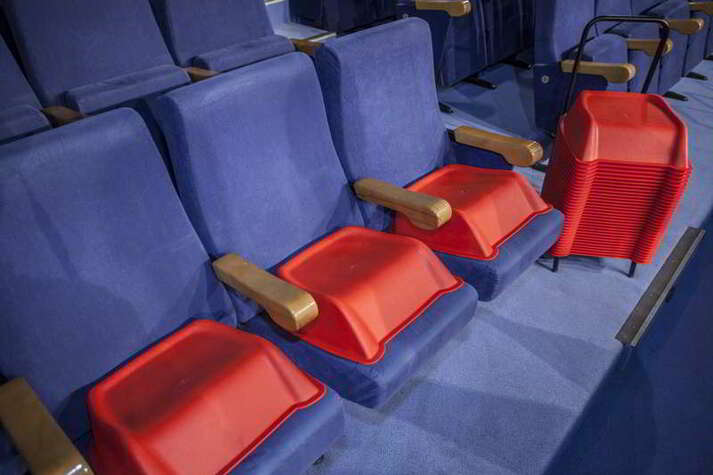alzadores-butacas-teatro.jpeg